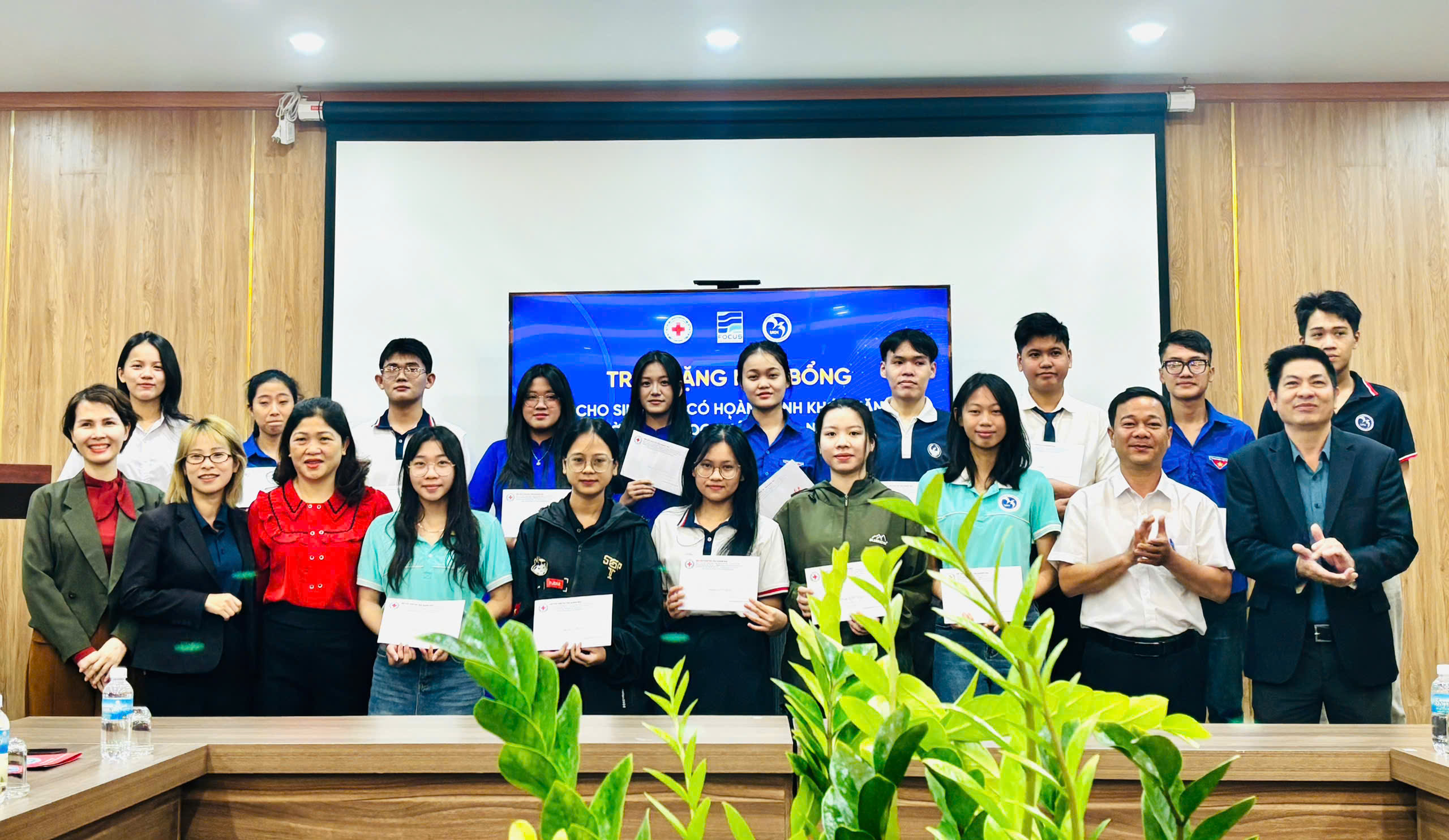 Trao 20 suất học bổng cho sinh viên Trường Đại học Khánh Hòa